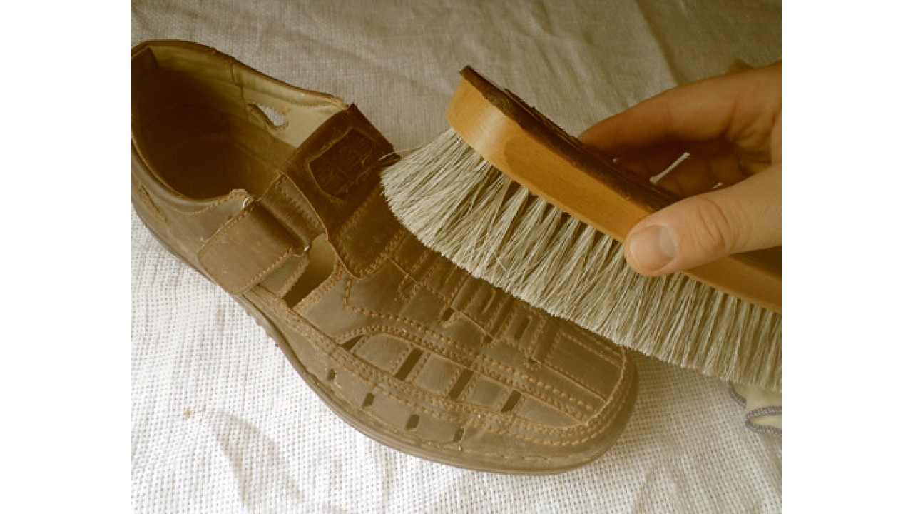Как правильно ухаживать за обувью летом
